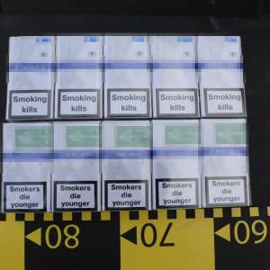 Peste 5.400 pachete cu țigări descoperite într-un autoturism