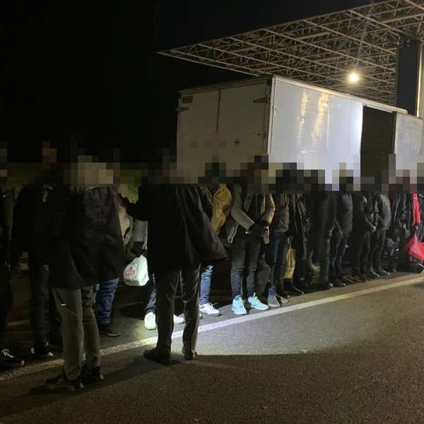 56 de cetăţeni străini, depistați ascunși în mai multe mijloace de transport, la ieşirea din ţară