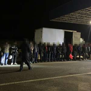 56 de cetăţeni străini,  depistați ascunși în mai multe mijloace de transport, la ieşirea din ţară