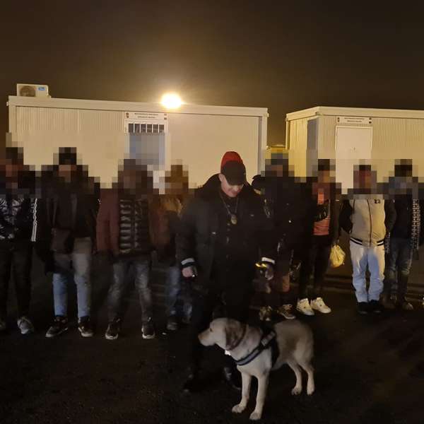 26 de cetăţeni străini ascunși în două mijloace de transport, depistați de polițiștii de frontieră de la Nădlac II