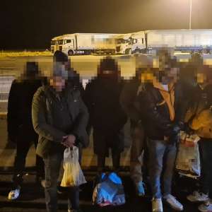 26 de cetăţeni străini ascunși în două mijloace de  transport, depistați de polițiștii de frontieră de la Nădlac II