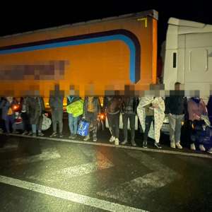 44 de cetăţeni străini ascunși în trei mijloace de transport, depistați de polițiștii de frontieră de la Nădlac II