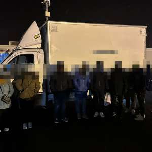 44 de cetăţeni străini ascunși în trei mijloace de transport, depistați de polițiștii de frontieră de la Nădlac II