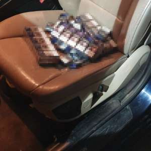 Autoturism blindat cu ţigarete de contrabandă, depistat la Stânca