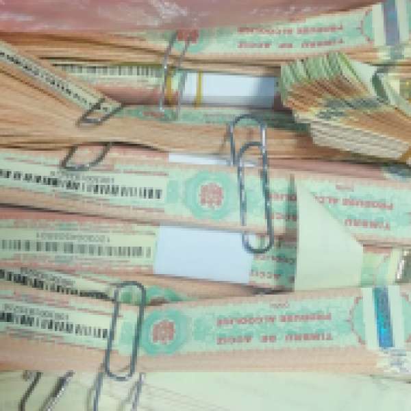 Timbre de acciză și etichete de băuturi alcoolice depistate la intrarea în țară