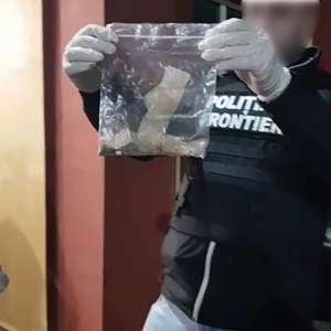 Doi cetățeni francezi și unul polonez cercetați de polițiștii de frontieră pentru deținere de droguri și trecere ilegală a frontierei de stat