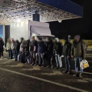 52 de cetăţeni străini ascunși în trei mijloace de  transport, depistați de polițiștii de frontieră de la Nădlac II