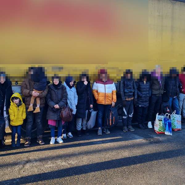 52 de cetăţeni străini ascunși în trei mijloace de transport, depistați de polițiștii de frontieră de la Nădlac II