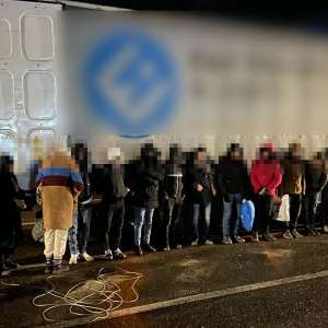 52 de cetăţeni străini ascunși în trei mijloace de  transport, depistați de polițiștii de frontieră de la Nădlac II