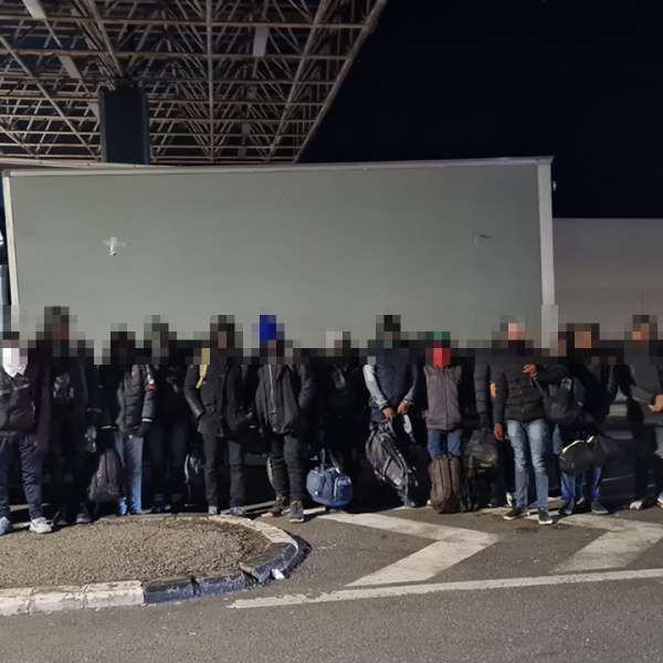 20 de cetățeni străini care intenţionau să treacă ilegal frontiera, găsiţi ascunşi într-o autoutilitară