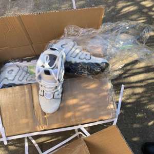 Încălțăminte sport contrafăcută în valoare de peste 1.800.000 lei, descoperită în P.T.F. Bechet