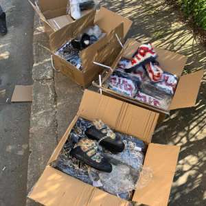 Încălțăminte sport contrafăcută în valoare de peste 1.800.000 lei, descoperită în P.T.F. Bechet