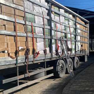 Încălțăminte sport contrafăcută în valoare de peste 1.800.000 lei, descoperită în P.T.F. Bechet