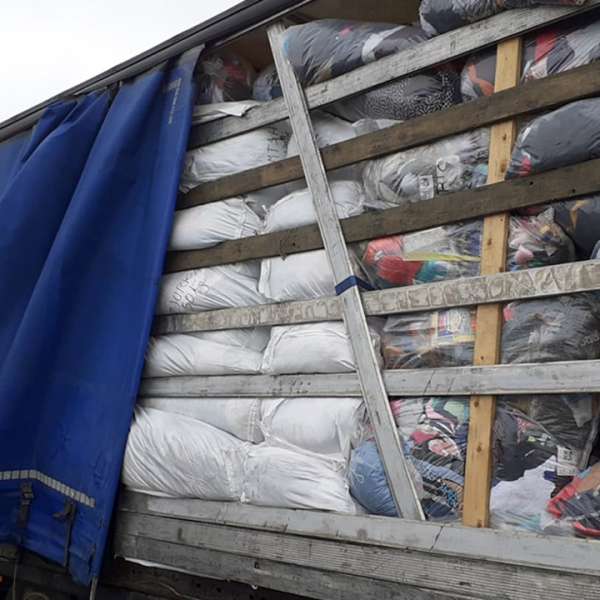 Peste 34 tone de produse second hand, oprite la intrarea în ţară