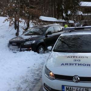 Maşină cu ṭigări de contrabandă, oprită cu focuri de armă