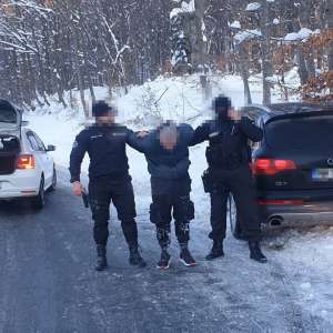 Maşină cu ṭigări de contrabandă, oprită cu focuri de armă