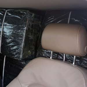 Maşină cu ṭigări de contrabandă, oprită cu focuri de armă