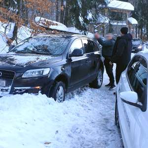 Maşină cu ṭigări de contrabandă, oprită cu focuri de armă