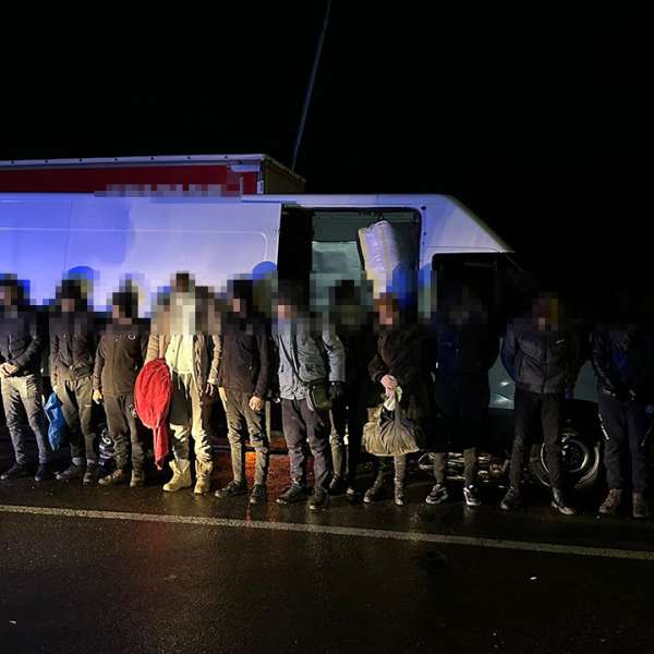 Optsprezece cetățeni străini care intenţionau să treacă ilegal frontiera, găsiţi ascunşi într-o autoutilitară
