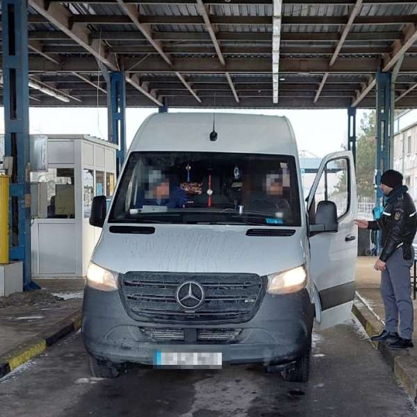Carte de identitate falsă, oprită din drumul către Germania