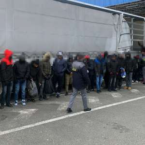 31 de cetăţeni străini ascunși în două automarfare, depistați de polițiștii de frontieră de la Nădlac II