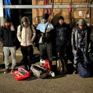31 de cetăţeni străini ascunși în două automarfare, depistați de polițiștii de frontieră de la Nădlac II
