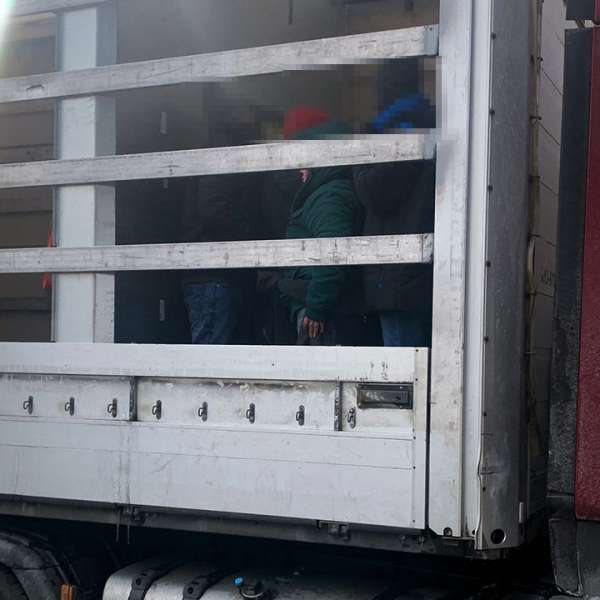 31 de cetăţeni străini ascunși în două automarfare, depistați de polițiștii de frontieră de la Nădlac II