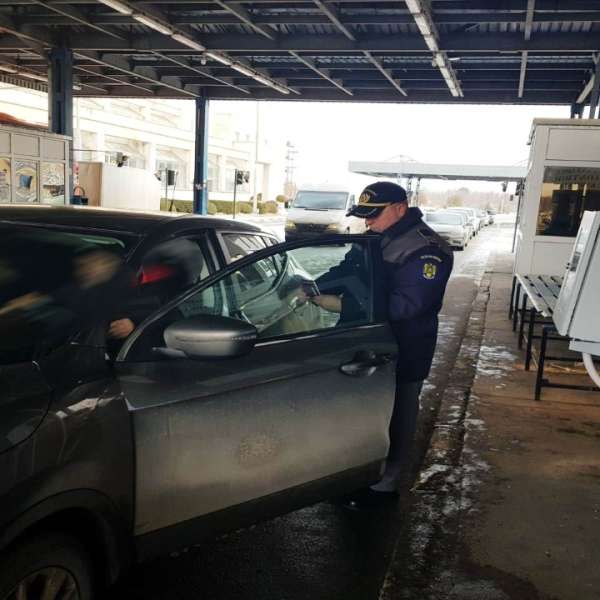 A găsit un permis fals, a uitat să-l predea și s-a ales cu un dosar penal