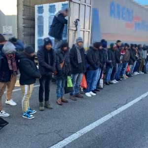 71 de cetățeni străini depistați în două mijloace de transport de polițiștii de frontieră arădeni