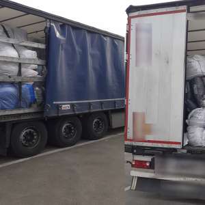 Îmbrăcăminte și cauciucuri uzate oprite la intrarea în țară. Aproximativ 20 de tone, în două mijloace de transport
