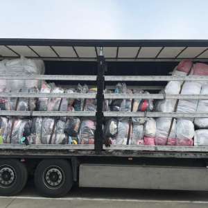 Îmbrăcăminte și cauciucuri uzate oprite la intrarea în țară. Aproximativ 20 de tone, în două mijloace de transport