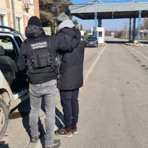 Condamnat la opt ani de închisoare pentru deținerea unei fabrici clandestine de țigări, căutat de autorități, depistat la controlul de frontieră