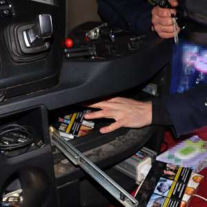 Peste 11.000 de țigarete descoperite ascunse într-un autocamion, în P.T.F. Calafat