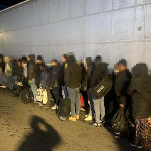 59 de migranţi, ascunşi în două TIR-uri, intenţionau să ajungă ilegal în vestul Europei