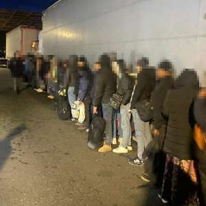59 de migranţi, ascunşi în două TIR-uri, intenţionau să ajungă ilegal în vestul Europei