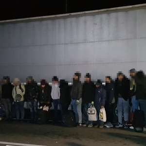 59 de migranţi, ascunşi în două TIR-uri, intenţionau să ajungă ilegal în vestul Europei