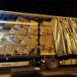 59 de migranţi, ascunşi în două TIR-uri, intenţionau să ajungă ilegal în vestul Europei