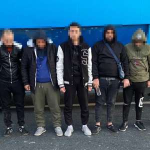 Șase cetățeni străini care intenţionau să treacă ilegal frontiera, depistaţi ascunşi într-un TIR cu mobilă