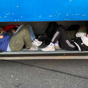 Șase cetățeni străini care intenţionau să treacă ilegal frontiera, depistaţi ascunşi într-un TIR cu mobilă