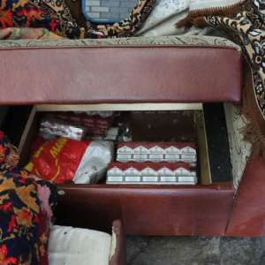 Peste 15.000 pachete țigări și sume în valută confiscate în urma unor percheziții în Moisei și Borșa