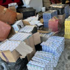 Peste 15.000 pachete țigări și sume în valută confiscate în urma unor percheziții în Moisei și Borșa