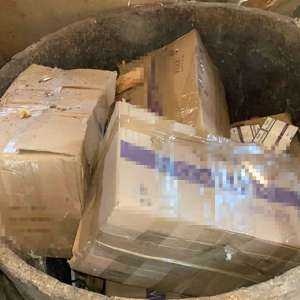 Peste 15.000 pachete țigări și sume în valută confiscate în urma unor percheziții în Moisei și Borșa