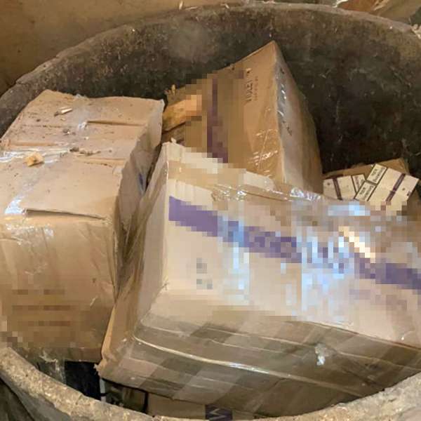 Peste 15.000 pachete cu țigări și sume în valută confiscate în urma unor percheziții în Moisei și Borșa