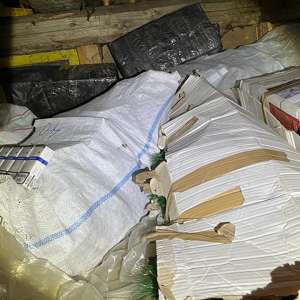 Peste 15.000 pachete țigări și sume în valută confiscate în urma unor percheziții în Moisei și Borșa