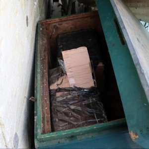 Peste 15.000 pachete țigări și sume în valută confiscate în urma unor percheziții în Moisei și Borșa