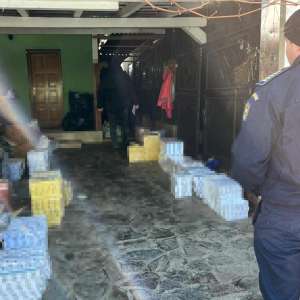 Peste 15.000 pachete țigări și sume în valută confiscate în urma unor percheziții în Moisei și Borșa