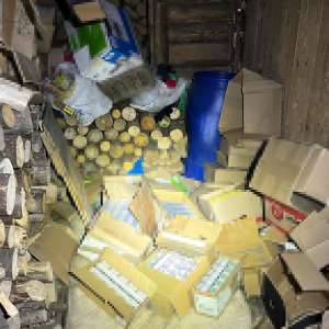 Peste 15.000 pachete țigări și sume în valută confiscate în urma unor percheziții în Moisei și Borșa