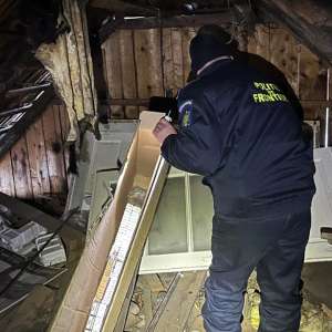Peste 15.000 pachete țigări și sume în valută confiscate în urma unor percheziții în Moisei și Borșa