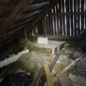 Peste 15.000 pachete țigări și sume în valută confiscate în urma unor percheziții în Moisei și Borșa