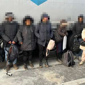 Cetățeni din Etiopia, India, Maroc şi Pakistan depistați ascunşi în trei TIR-uri, la Nădlac II